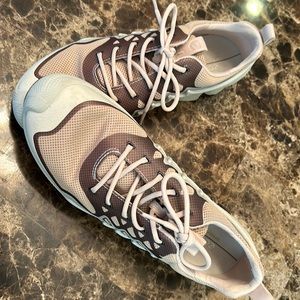 5048. Women’s Ecco biom tennis shoes size 8